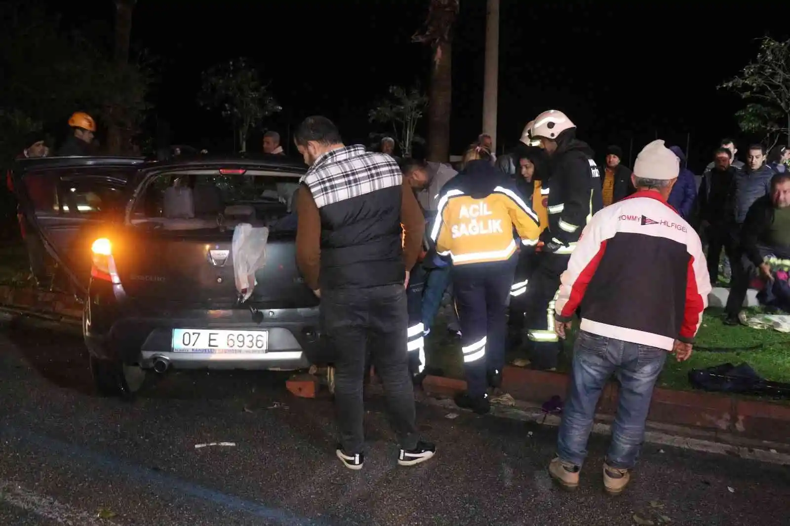 Otomobil beton aydınlatma direğine çarptı: 1'i ağır 5 yaralı