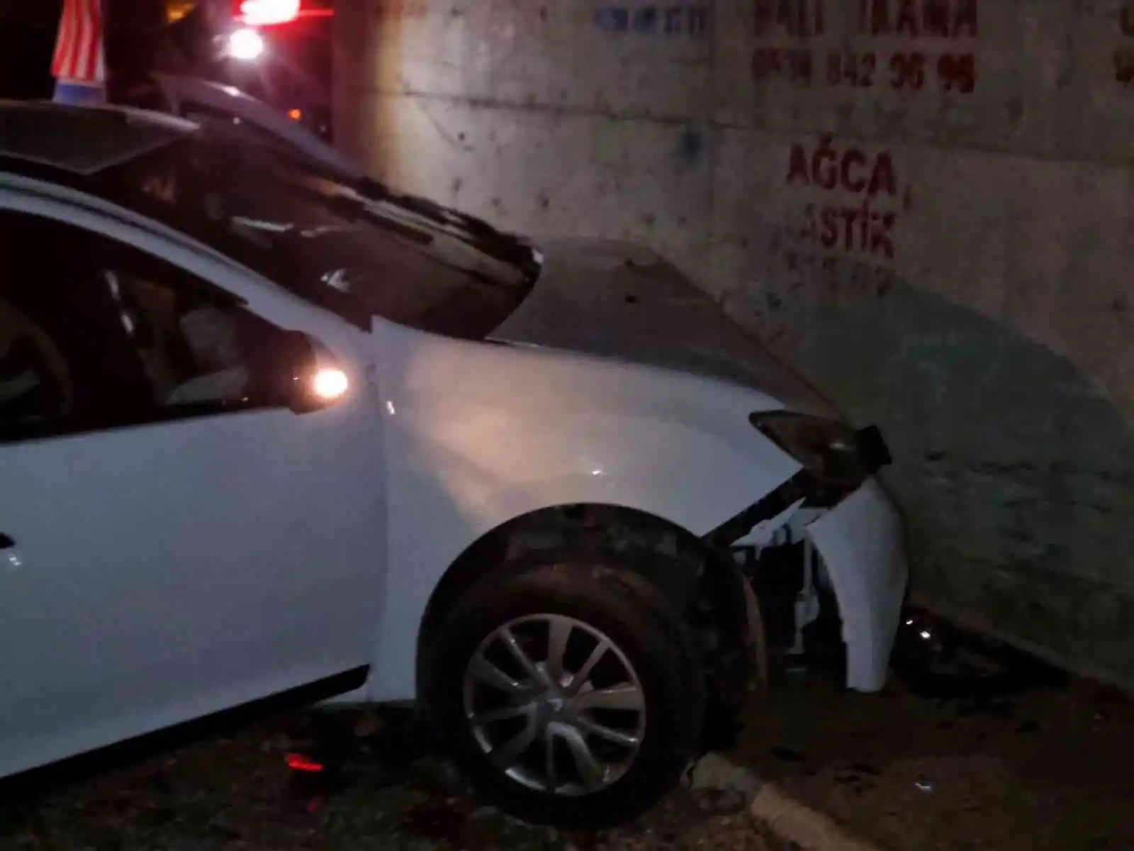 Otomobil köprünün altından geçerken duvara çarptı: 1'i ağır, 3 yaralı