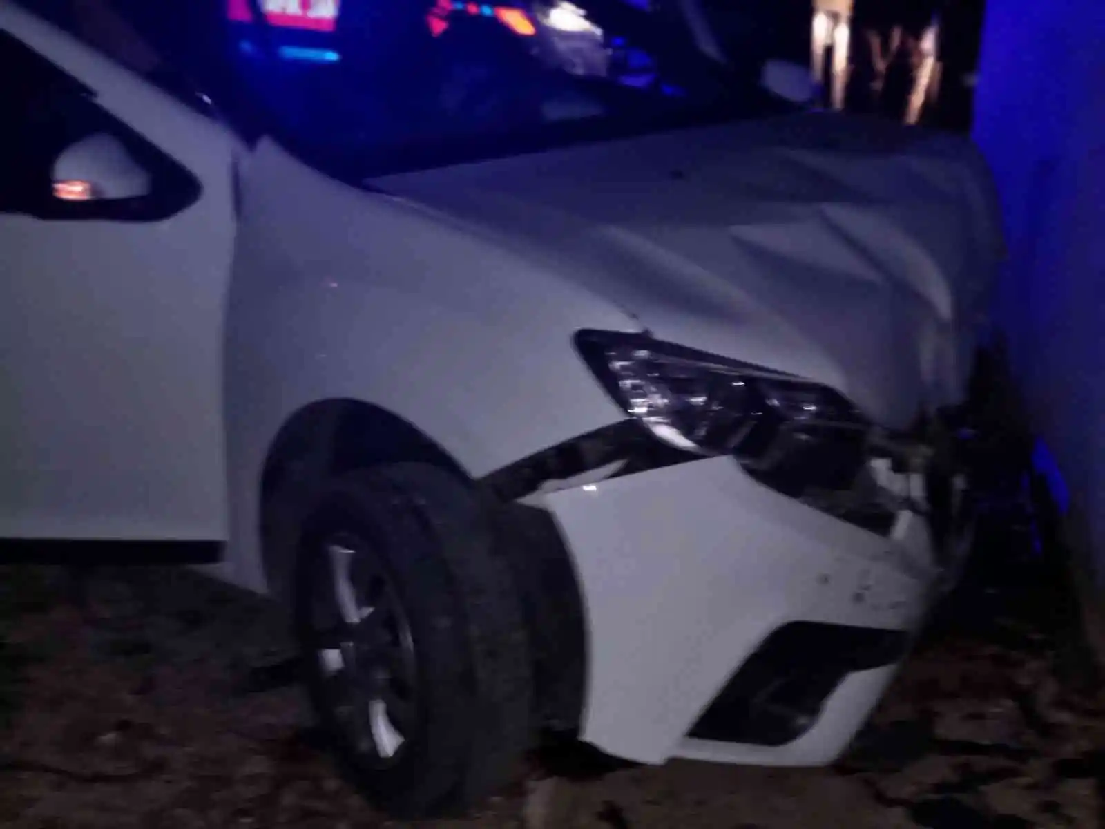 Otomobil köprünün altından geçerken duvara çarptı: 1’i ağır, 3 yaralı