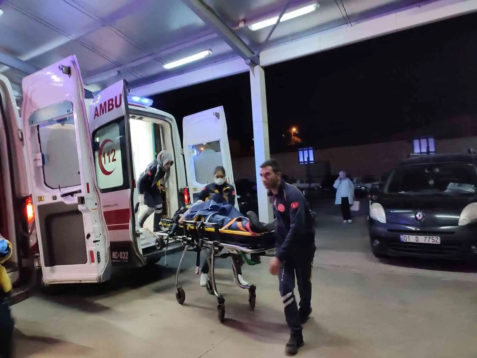Otomobil köprünün altından geçerken duvara çarptı: 1’i ağır, 3 yaralı
