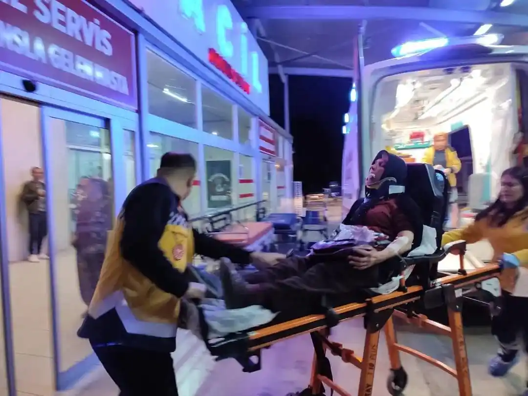 Otomobil köprünün altından geçerken duvara çarptı: 1’i ağır, 3 yaralı