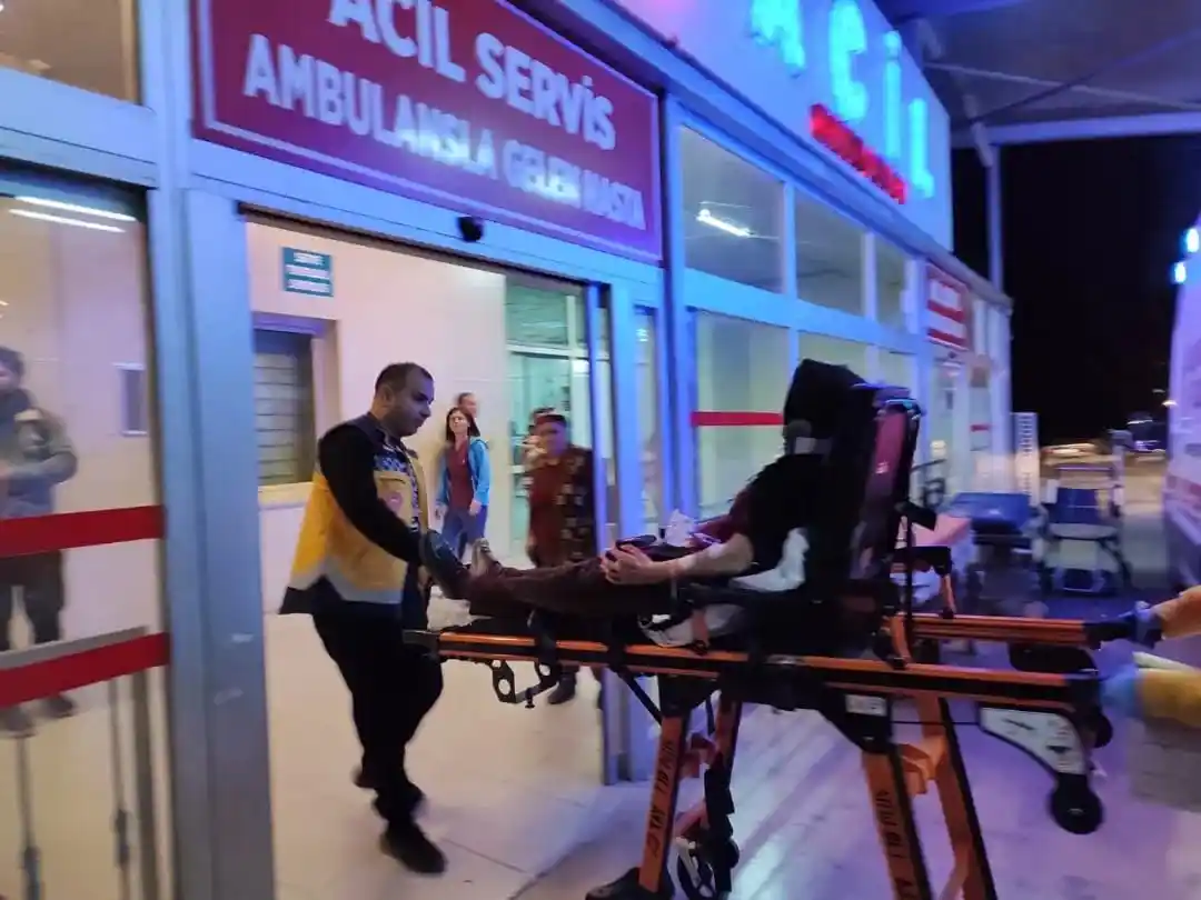 Otomobil köprünün altından geçerken duvara çarptı: 1’i ağır, 3 yaralı
