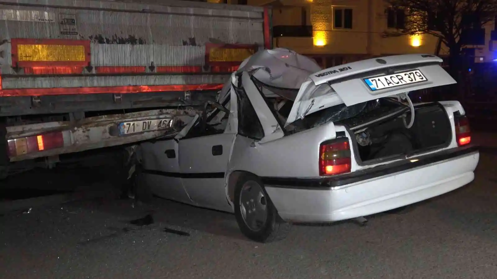 Otomobil, park halindeki tıra ok gibi saplandı: Sürücü hayatını kaybetti
