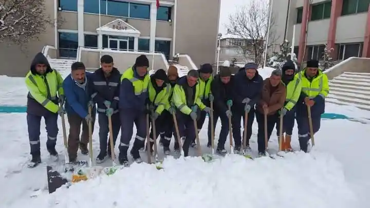 Özalp ilçesinde yol açma çalışması devam ediyor
