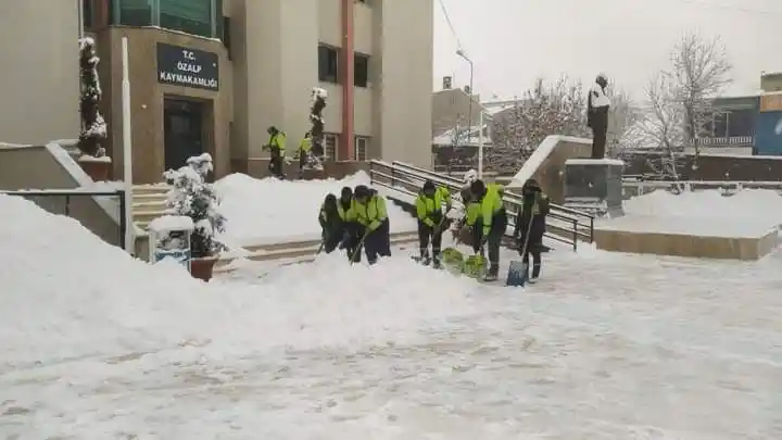 Özalp ilçesinde yol açma çalışması devam ediyor
