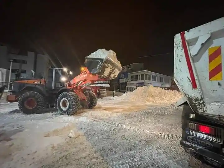 Özalp ilçesinde yol açma çalışması devam ediyor
