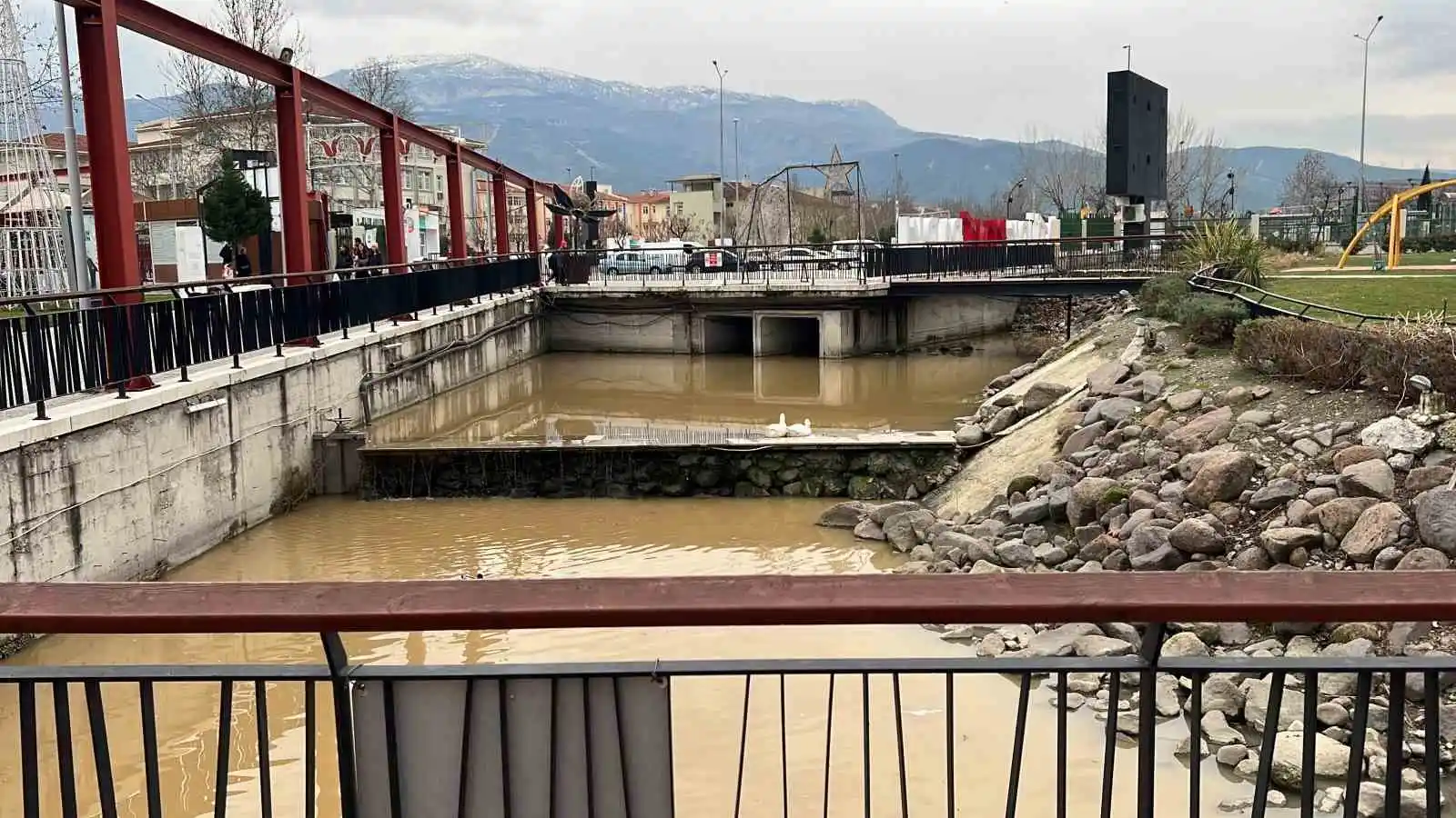 Parktaki su kanalına düşen çocuk boğulma tehlikesi geçirdi
