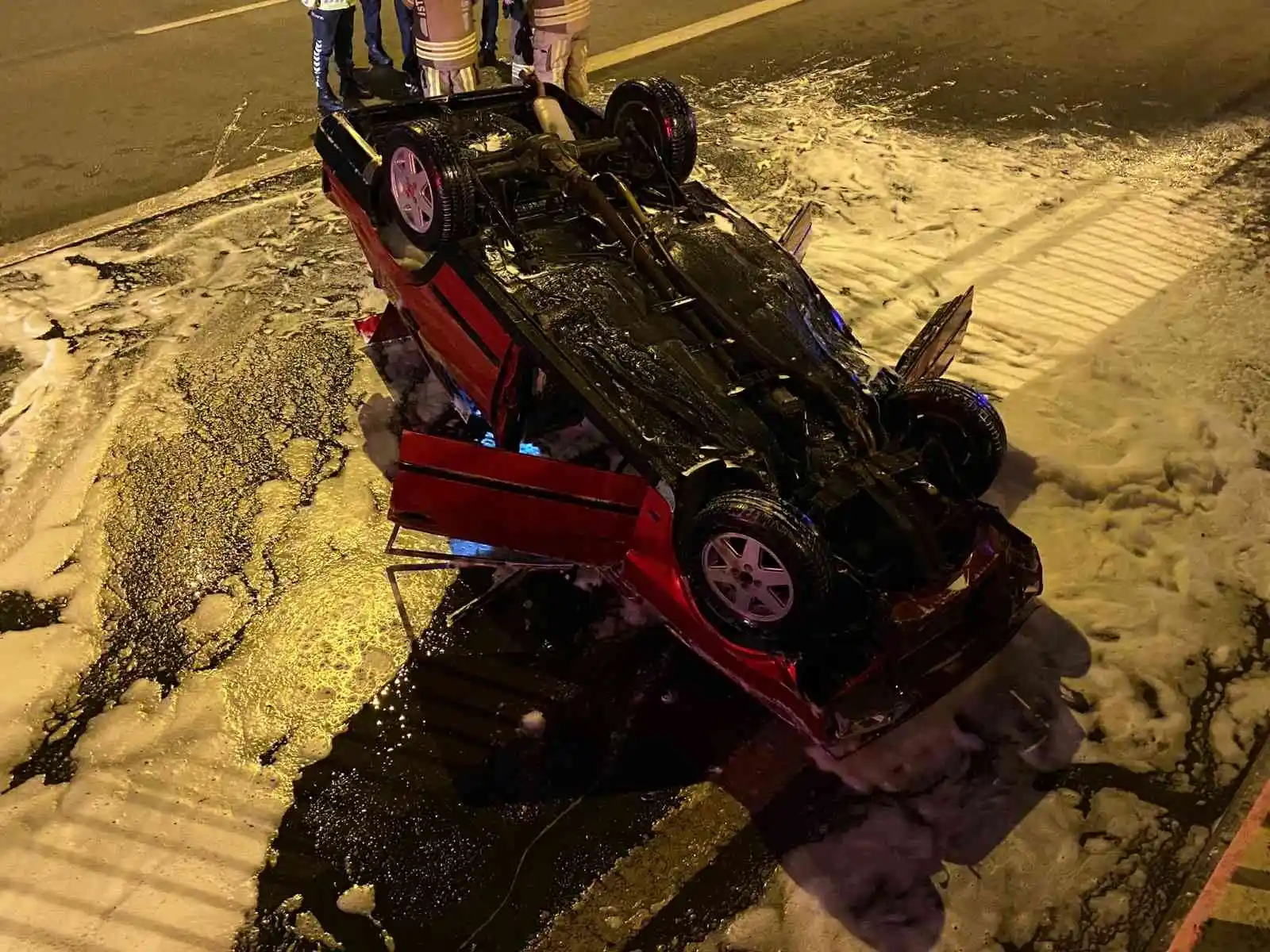 Pendik'te kontrolden çıkıp takla atan otomobil yandı: 4 yaralı