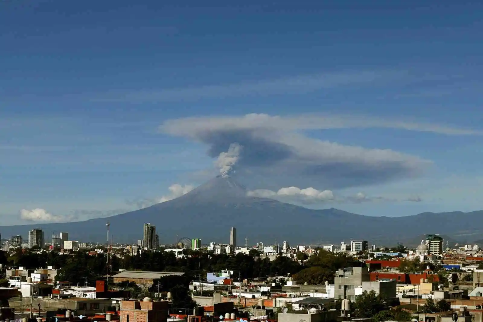 Popocatepetl Yanardağı'nda 3 patlama
