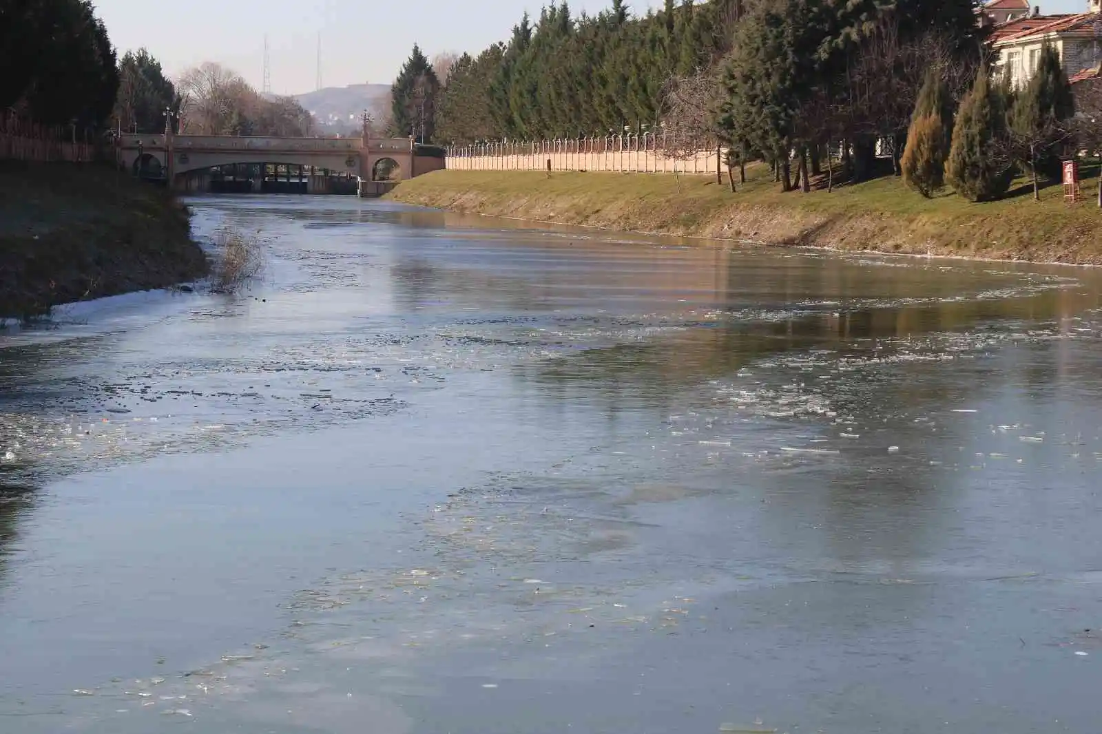 Porsuk Çayı’nın yüzeyi buz tuttu
