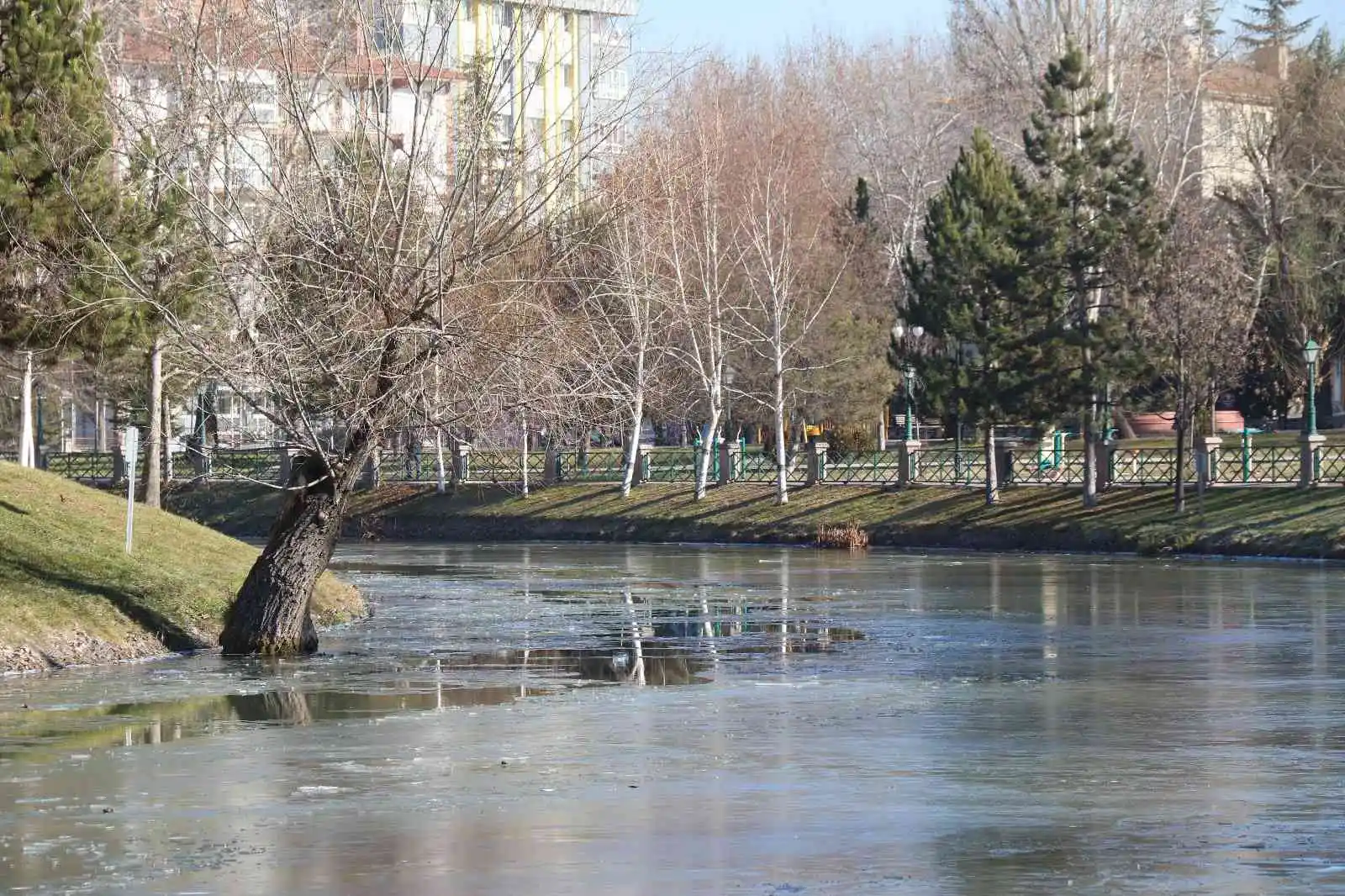 Porsuk Çayı’nın yüzeyi buz tuttu
