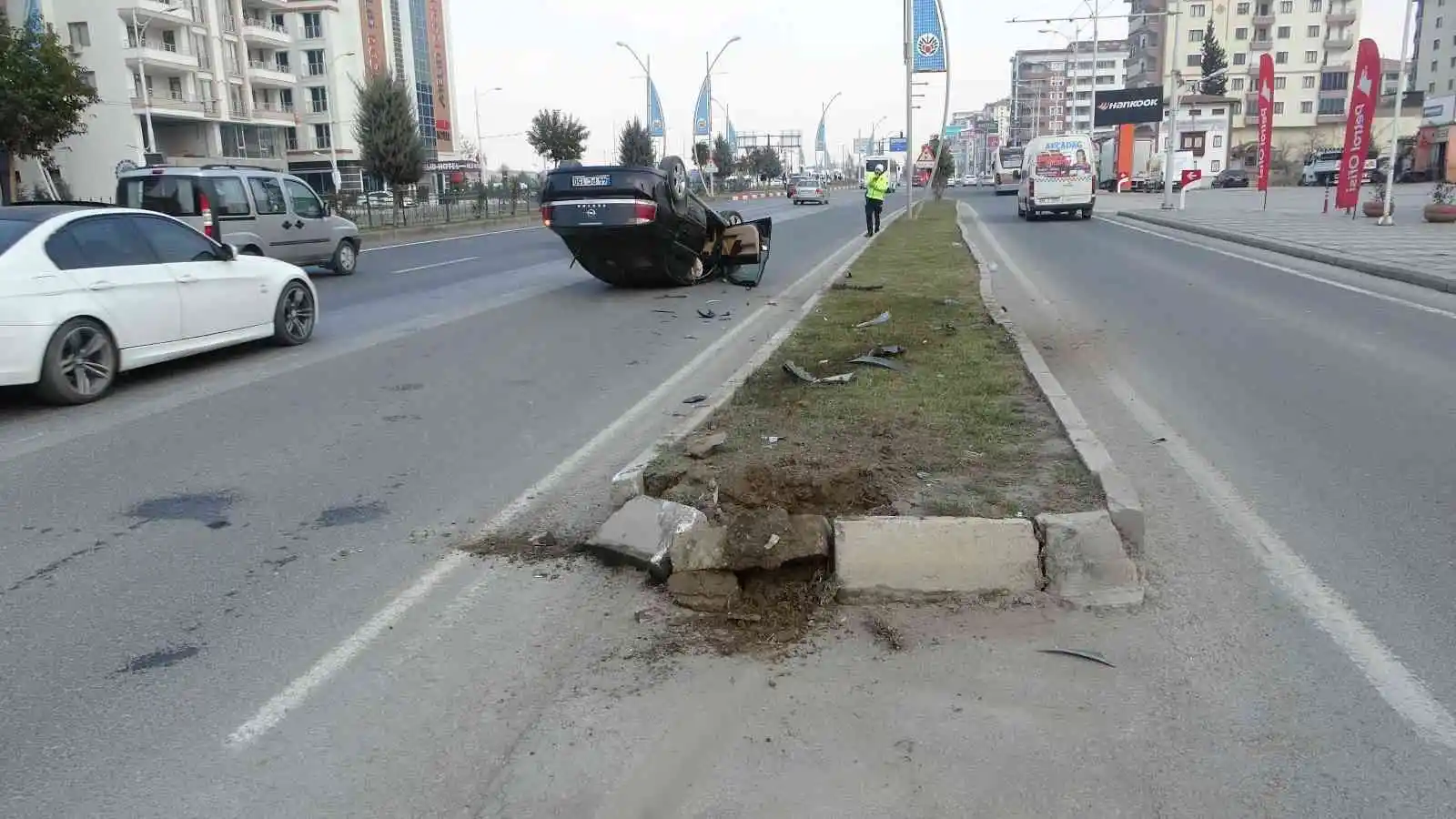 Refüje çarpan otomobil takla attı: 1 yaralı
