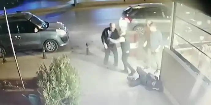Restoran çıkışı kadının tekme tokat darp edilmesi kamerada