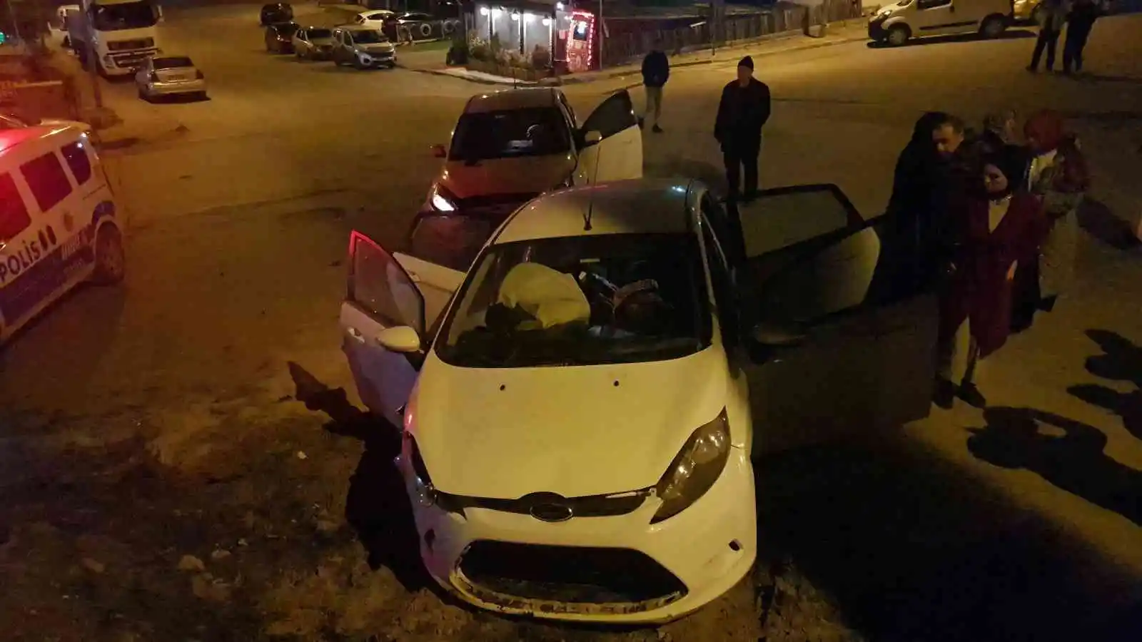 Safranbolu'da 2 otomobil çarpıştı, araçlarda maddi hasar oluştu
