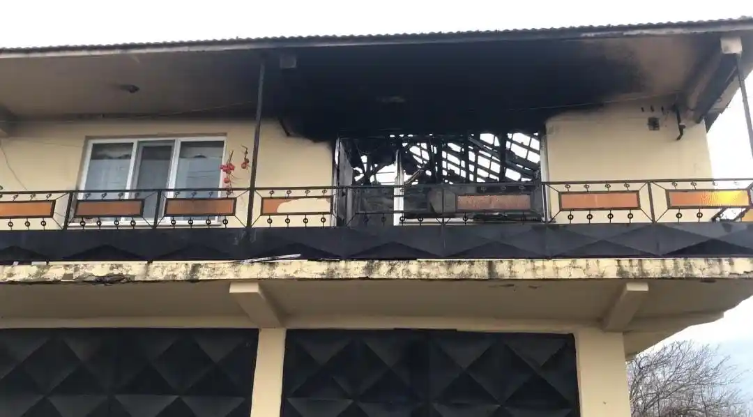 Sahibinin umrede olduğu evde yangın