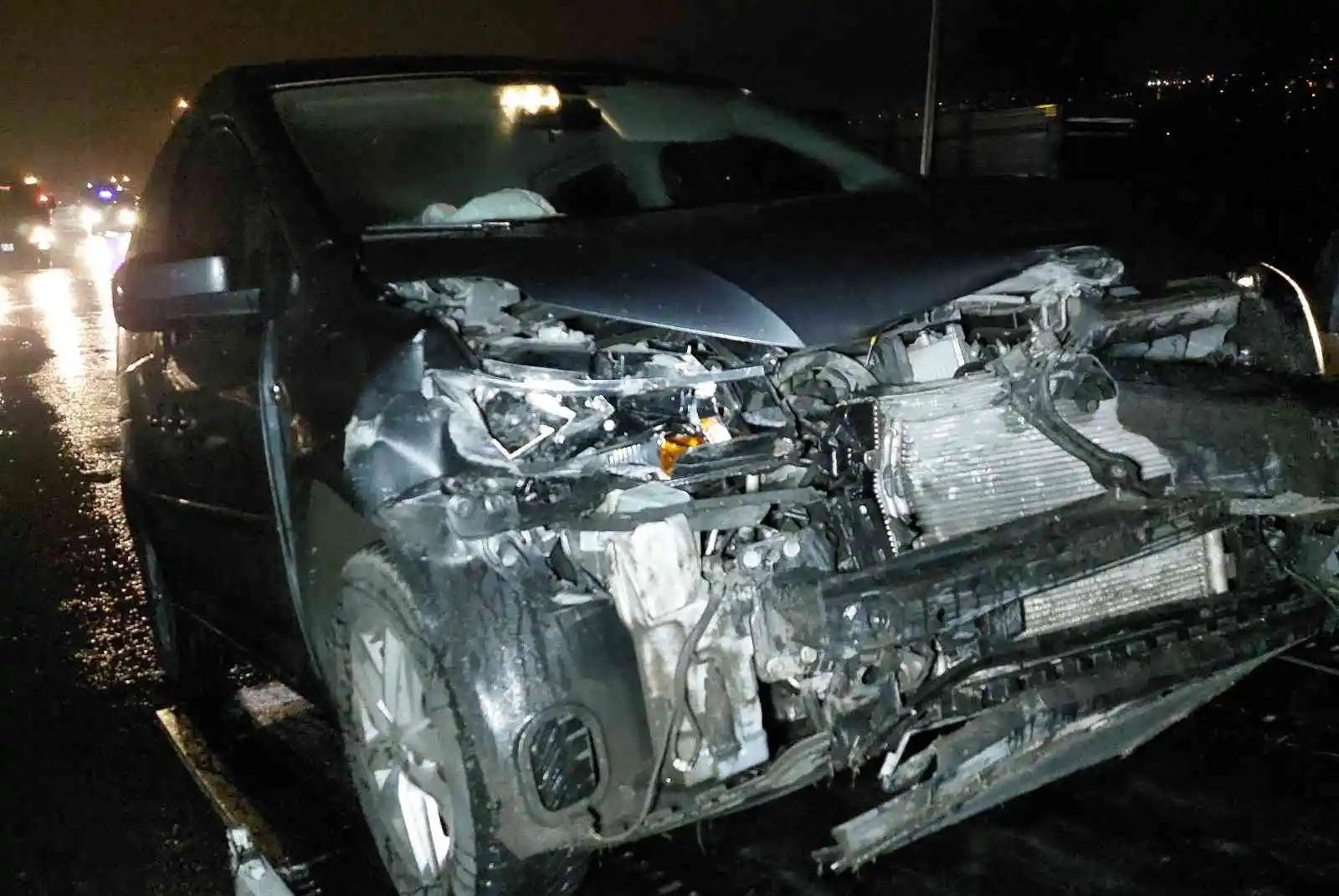 Samsun'da hafif ticari araç bariyere çarptı: 3 yaralı