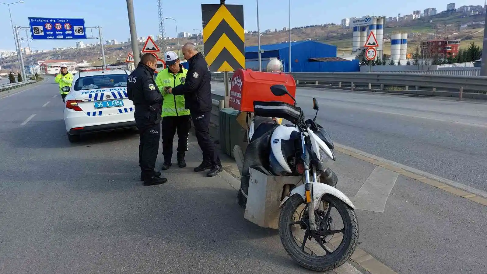 Samsun'da otomobil motosikletli kuryeye çarpıp kaçtı: 1 yaralı
