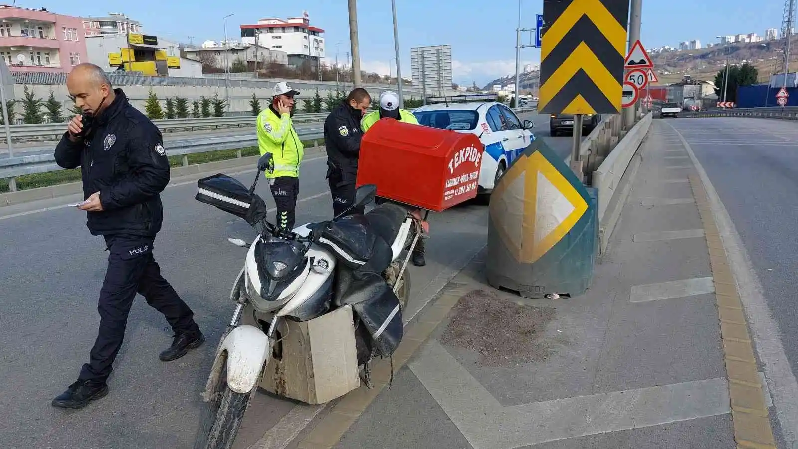 Samsun’da otomobil motosikletli kuryeye çarpıp kaçtı: 1 yaralı

