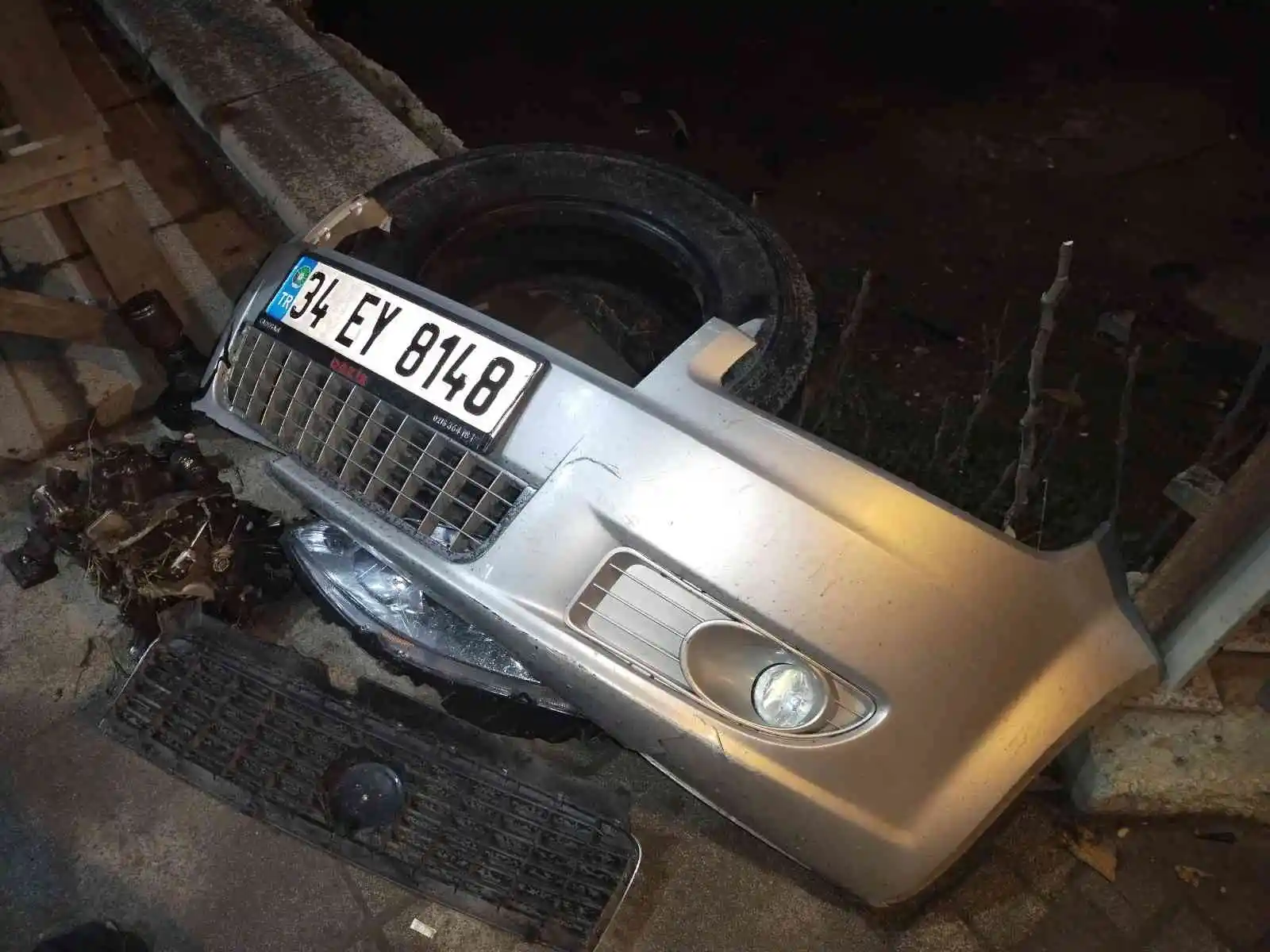 Sancaktepe'de kontrolden çıkan otomobil şarampole düştü: 2 yaralı
