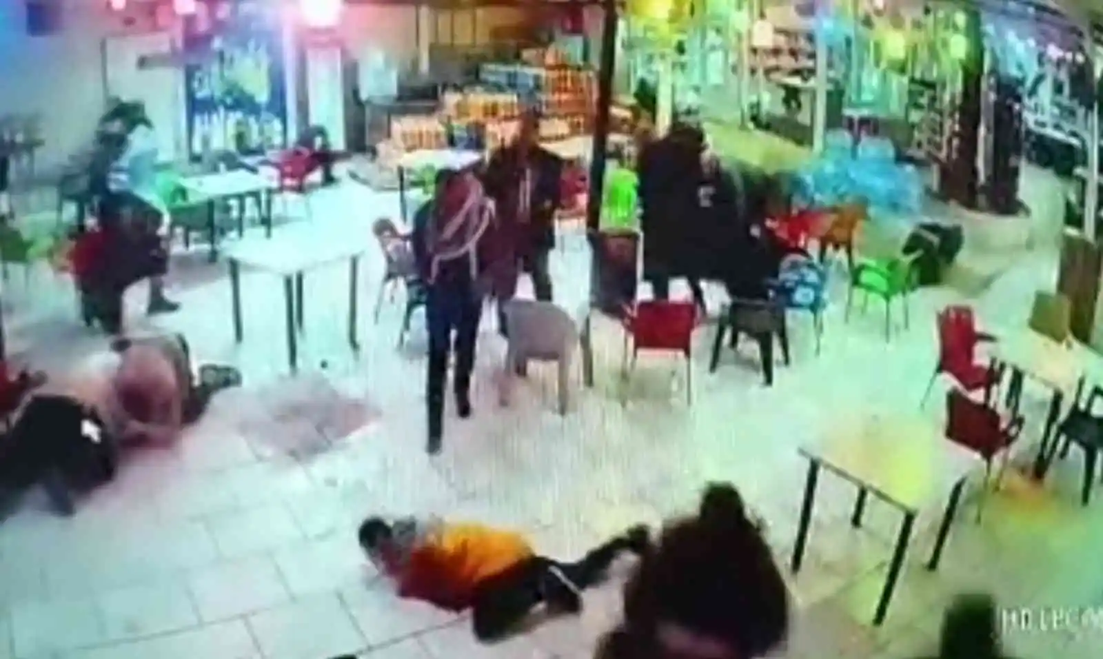 Şanlıurfa’da husumetli iki ailenin silahlı kavgasında yaşanan panik kamerada
