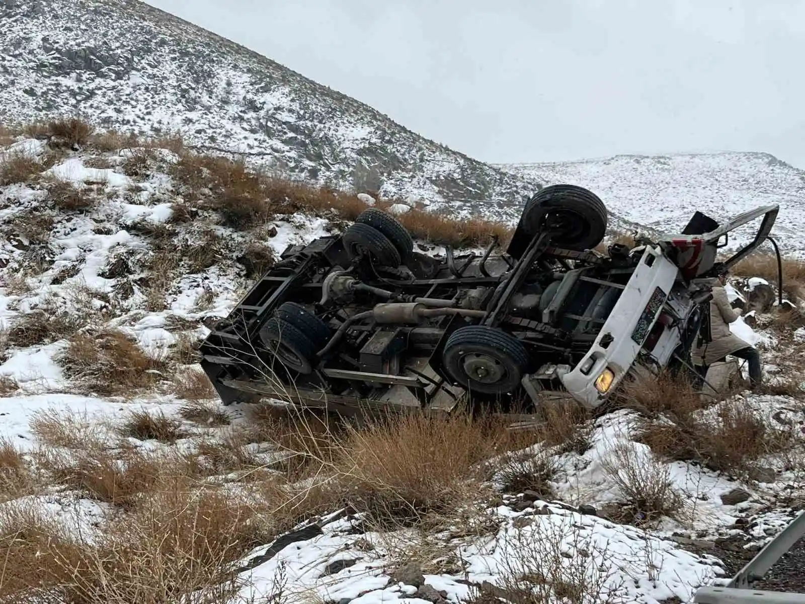 Şarampole devrilen kamyonet hurdaya döndü: 1 ağır yaralı
