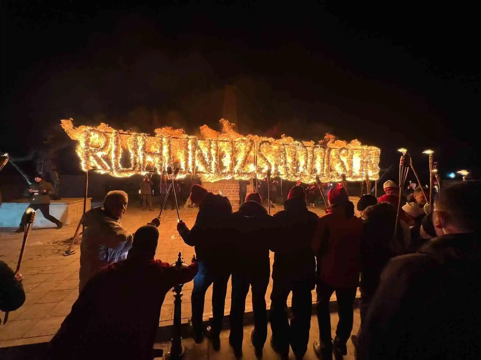 Sarıkamış şehitleri için 10 binlerce kişi meşalelerle yürüdü