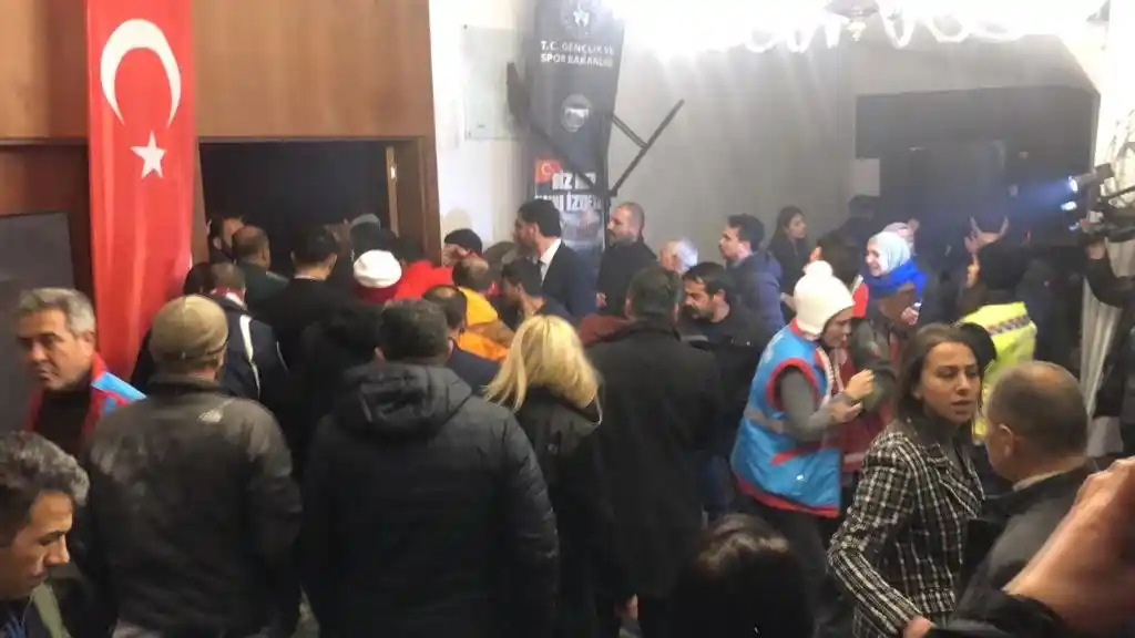Sarıkamış'ta otelin tavanı çöktü: 10 kişi yaralandı