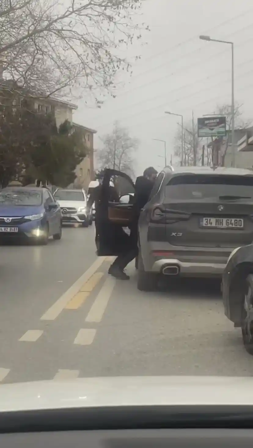 Sarıyer'de yol verme kavgası kamerada: Aracın içinden tekme attı
