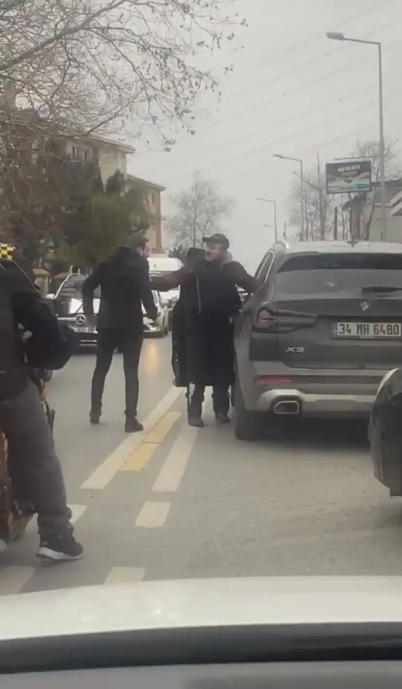Sarıyer’de yol verme kavgası kamerada: Aracın içinden tekme attı