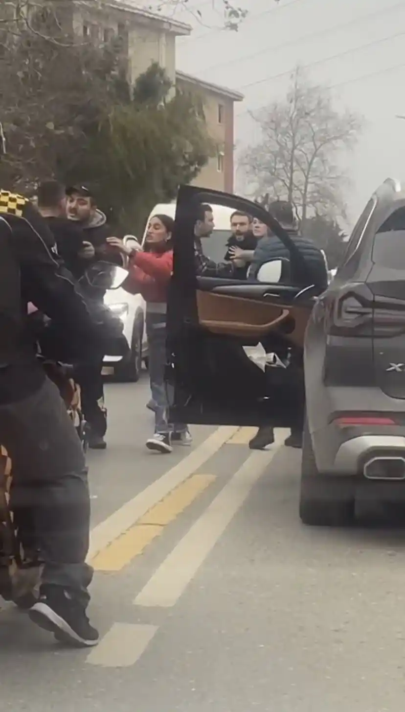 Sarıyer’de yol verme kavgası kamerada: Aracın içinden tekme attı