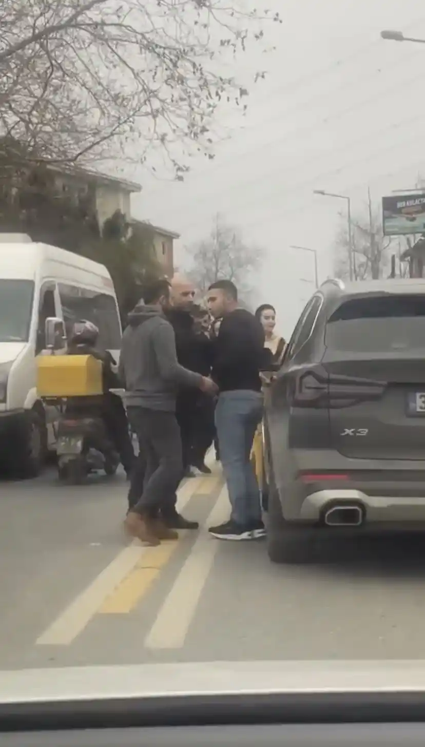 Sarıyer’de yol verme kavgası kamerada: Aracın içinden tekme attı