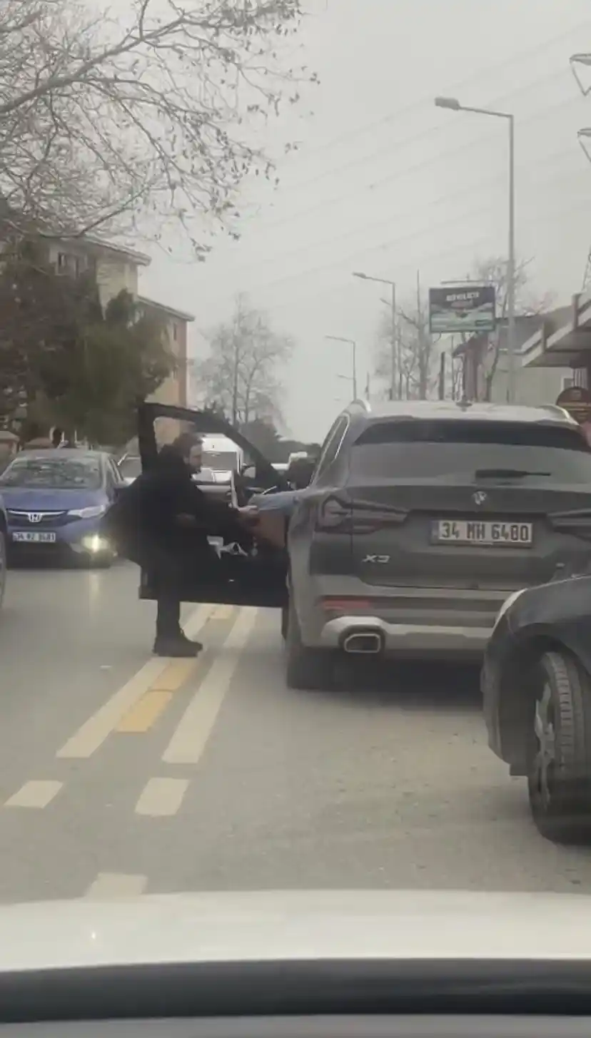 Sarıyer’de yol verme kavgası kamerada: Aracın içinden tekme attı