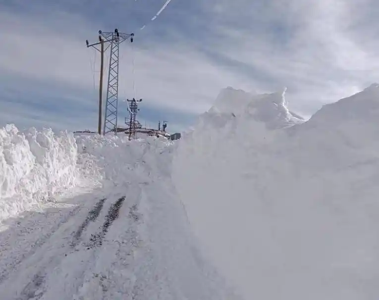 Şemdinli'de 9 yerleşim yerinin yolu ulaşıma kapandı
