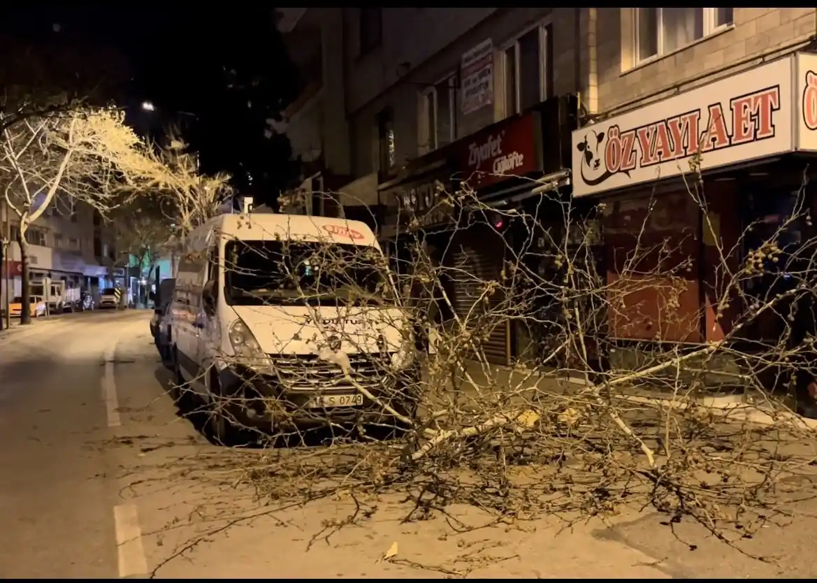 Şiddetli lodos 3 katlı binanın çatısını uçurdu, ev sahibi ne olduğunu anlayamadı
