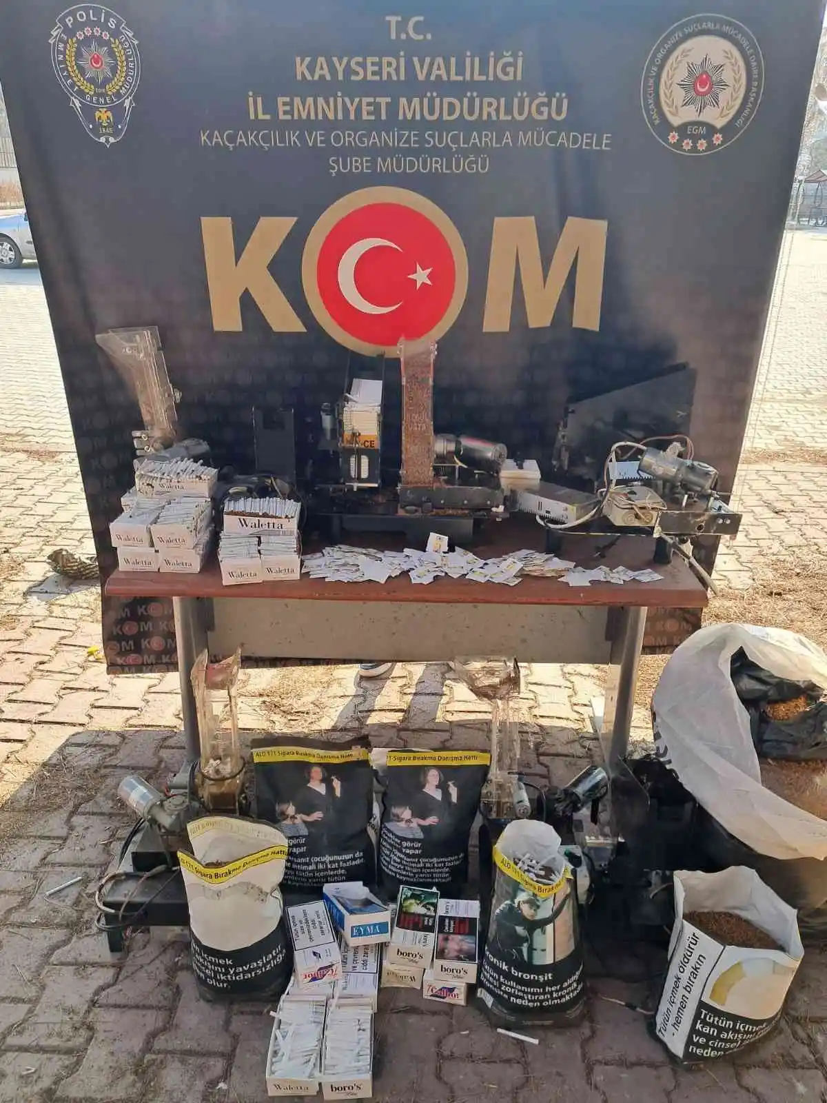 Sigara kaçakçıları polisten kaçamadı
