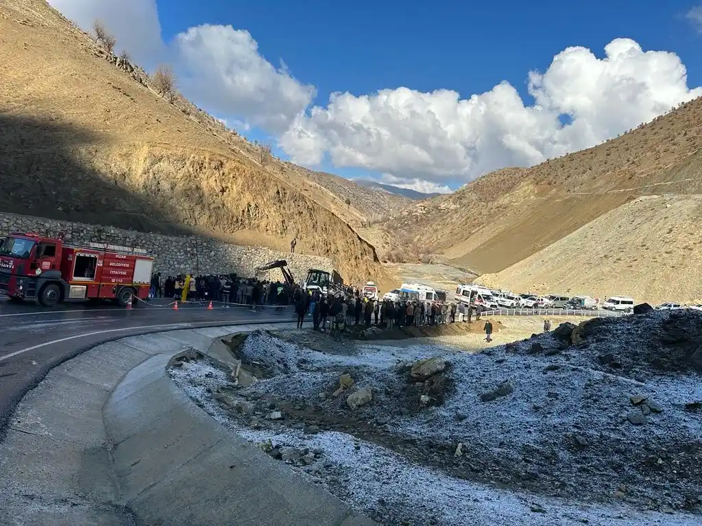 Siirt'te minibüs devrildi: 6'sı ağır 12 yaralı
