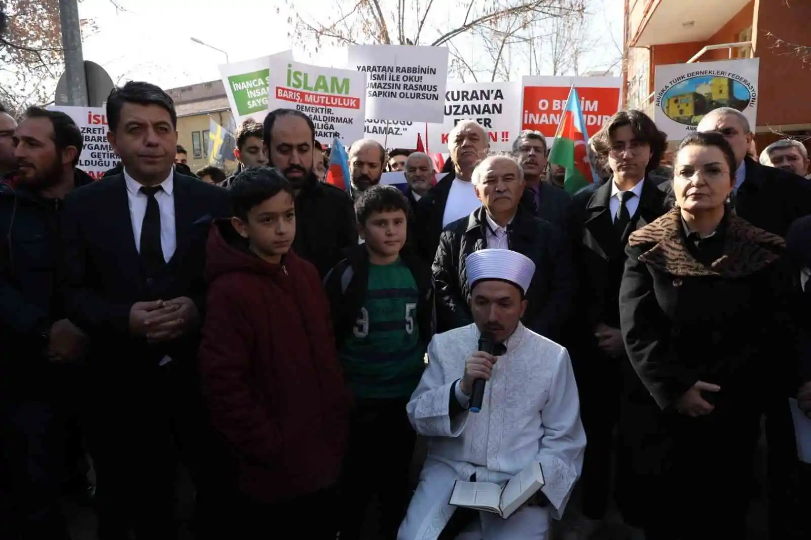 Sivil toplum kuruluşlarından İsveç Büyükelçiliği önünde protesto
