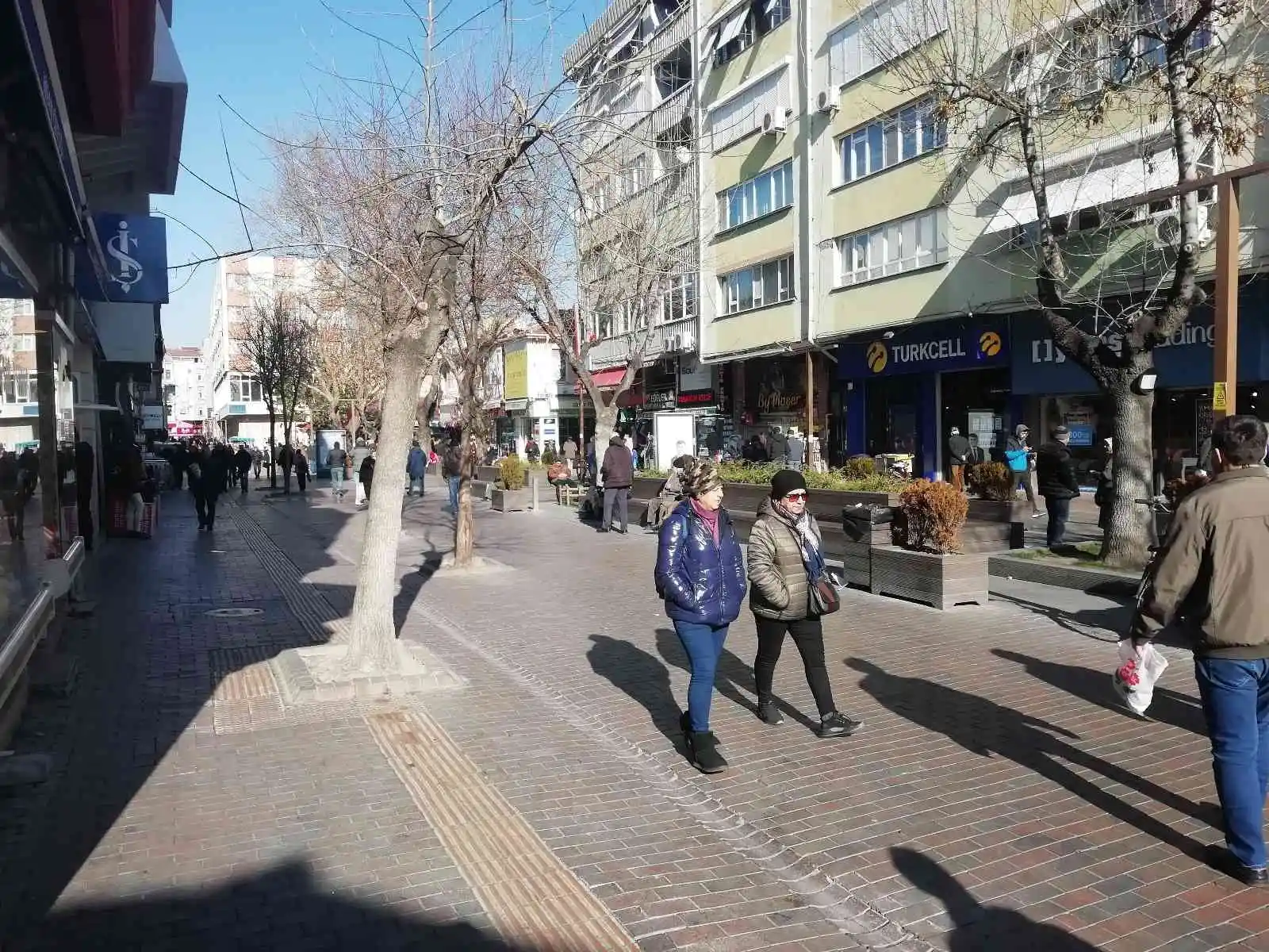 Soğuğa rağmen güneşin tadını çıkardılar
