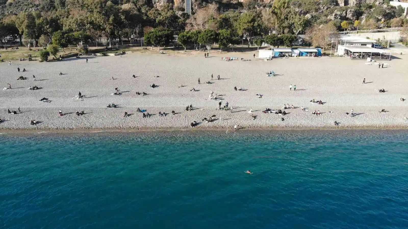 Son yılların en sıcak Ocak ayında vatandaşlar Konyaaltı sahiline akın etti