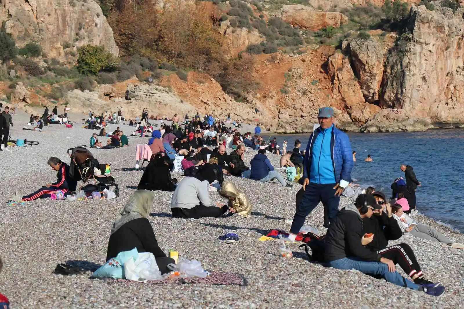 Son yılların en sıcak Ocak ayında vatandaşlar Konyaaltı sahiline akın etti