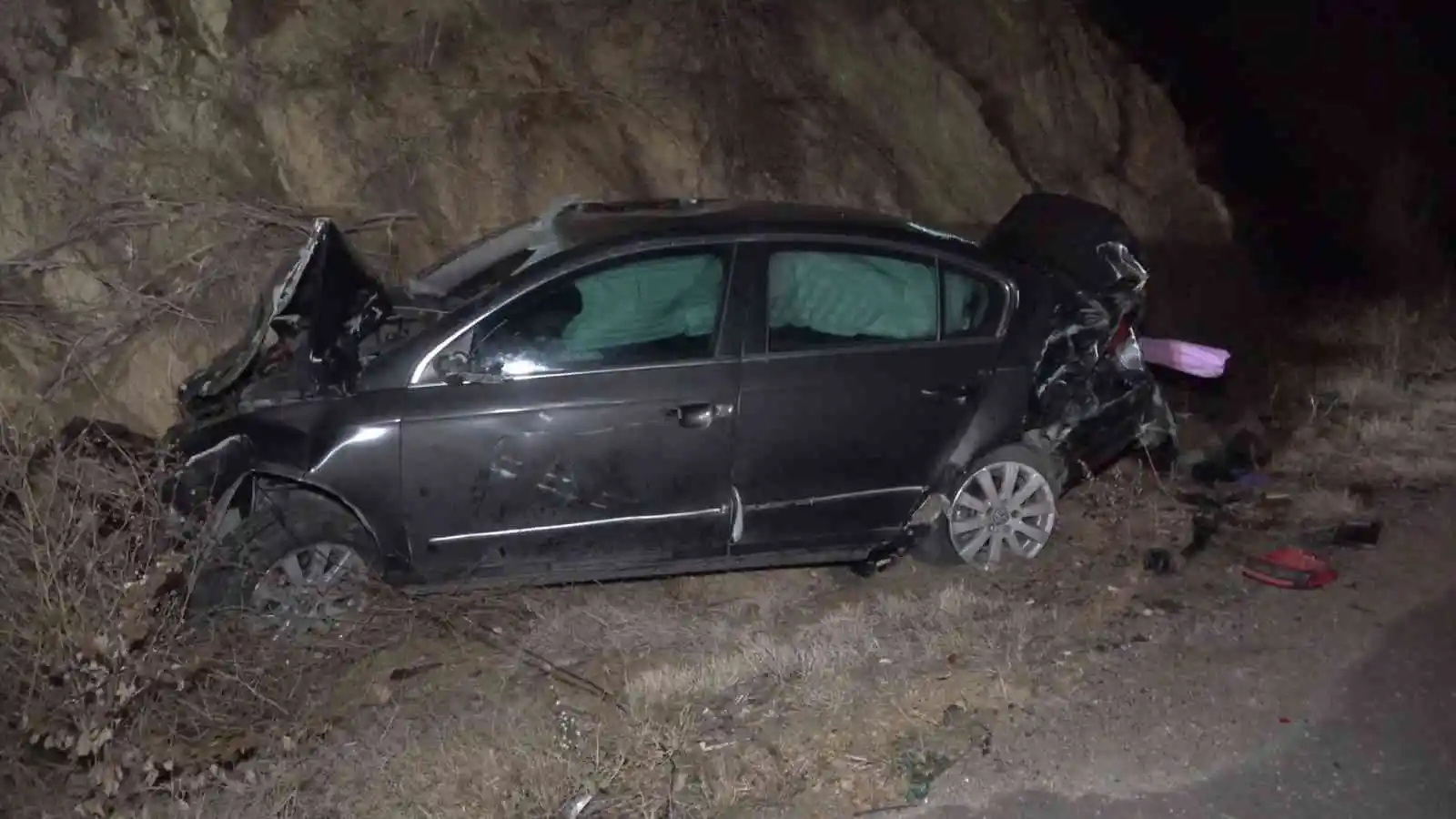 Takla atan otomobil 120 metre sürüklendi: Camdan fırlayan sürücü ağır yaralandı
