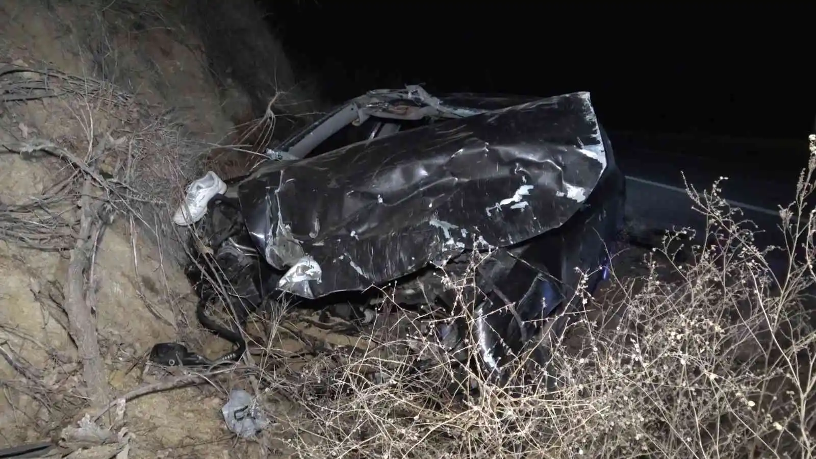 Takla atan otomobil 120 metre sürüklendi: Camdan fırlayan sürücü ağır yaralandı
