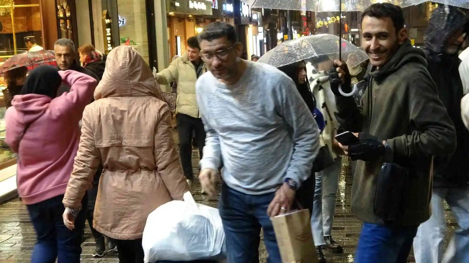 Taksim'e akşam saatlerinde yağmur sürprizi
