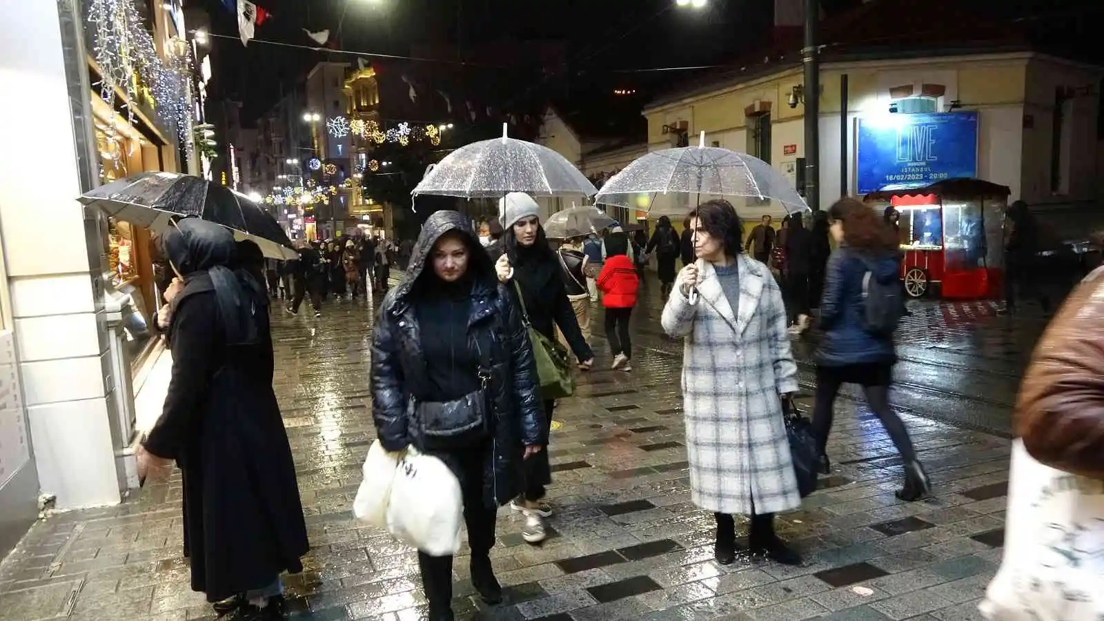 Taksim’e akşam saatlerinde yağmur sürprizi
