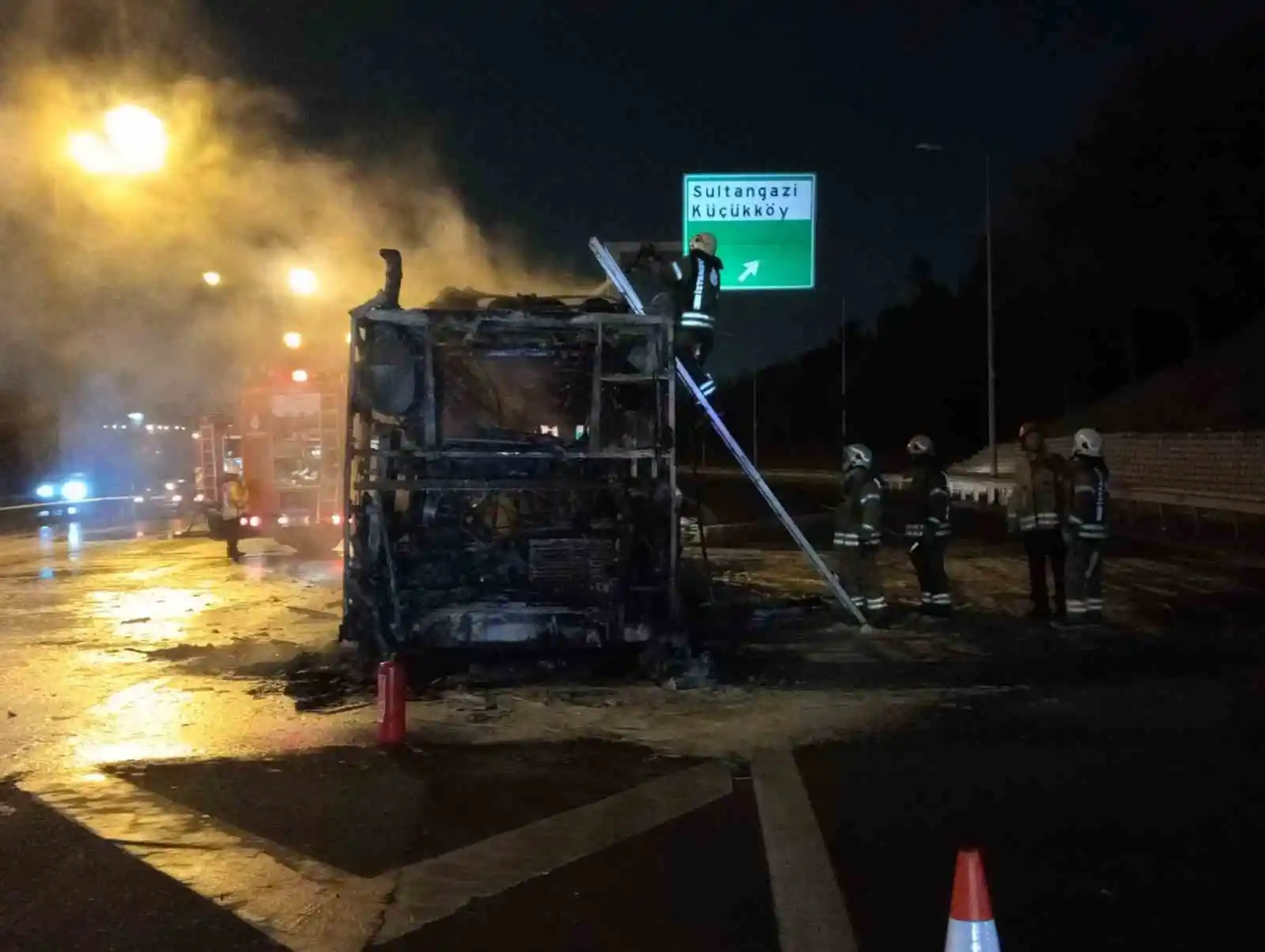 TEM Otoyolunda alev alev yanan İETT otobüsünde patlamalar meydana geldi
