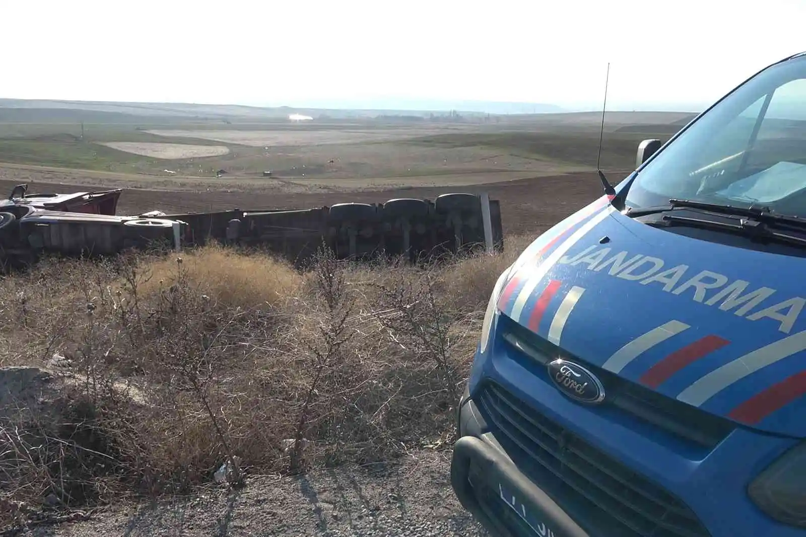 Tır devrildi, tonlarca buğday etrafa saçıldı: 1 yaralı
