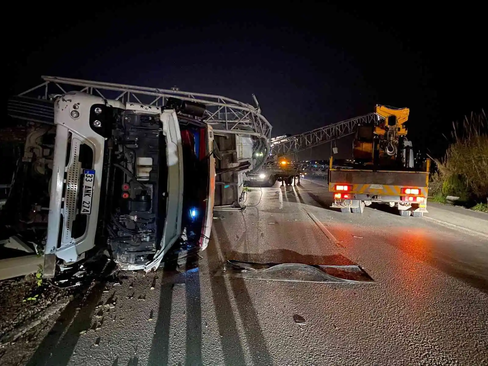 Tırın açılan dorsesi EDS'ye çarptı, ortalık savaş alanına döndü
