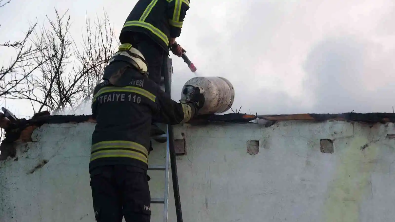 Tokat’ta korkutan yangın, kış günü evsiz kaldılar
