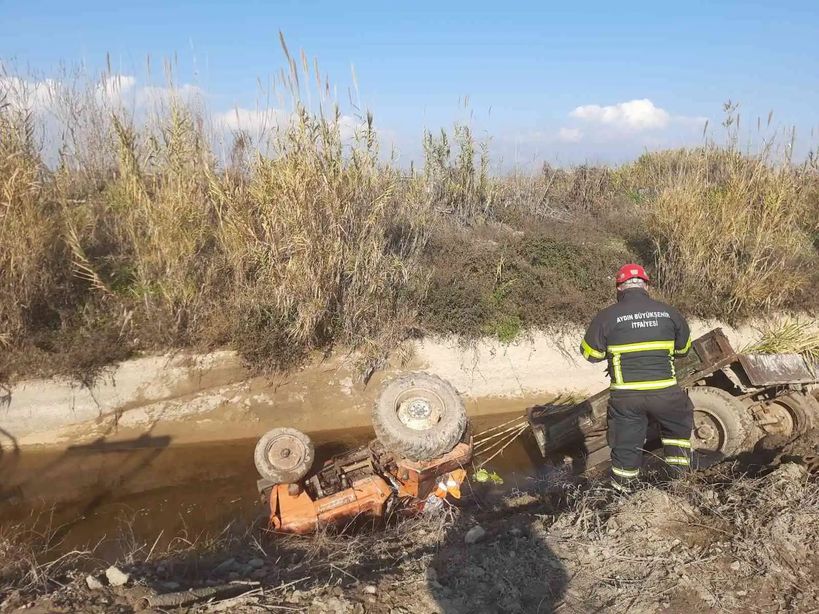 Traktör kanala uçtu, sürücüsü hayatını kaybetti
