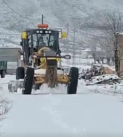 Tunceli'de kardan kapanan 15 köy yolunu açmak için çalışma başlatıldı